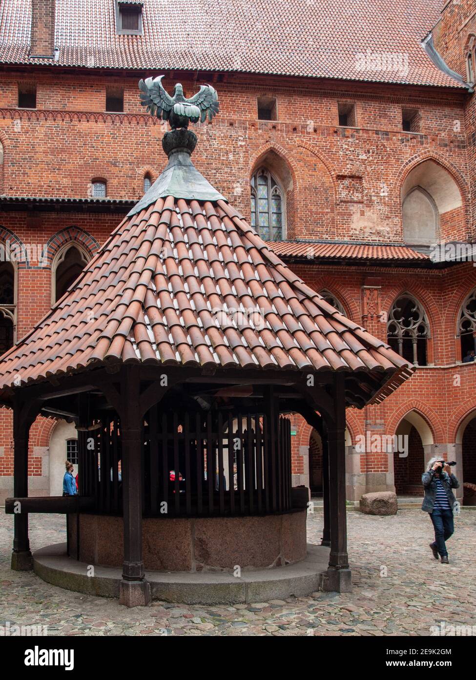 Malbork, Polen - 8. September 2020: Innenhof auf Schloss Malbork, ehemals Schloss Marienburg, Sitz des Großmeisters des Deutschen Ordens Stockfoto