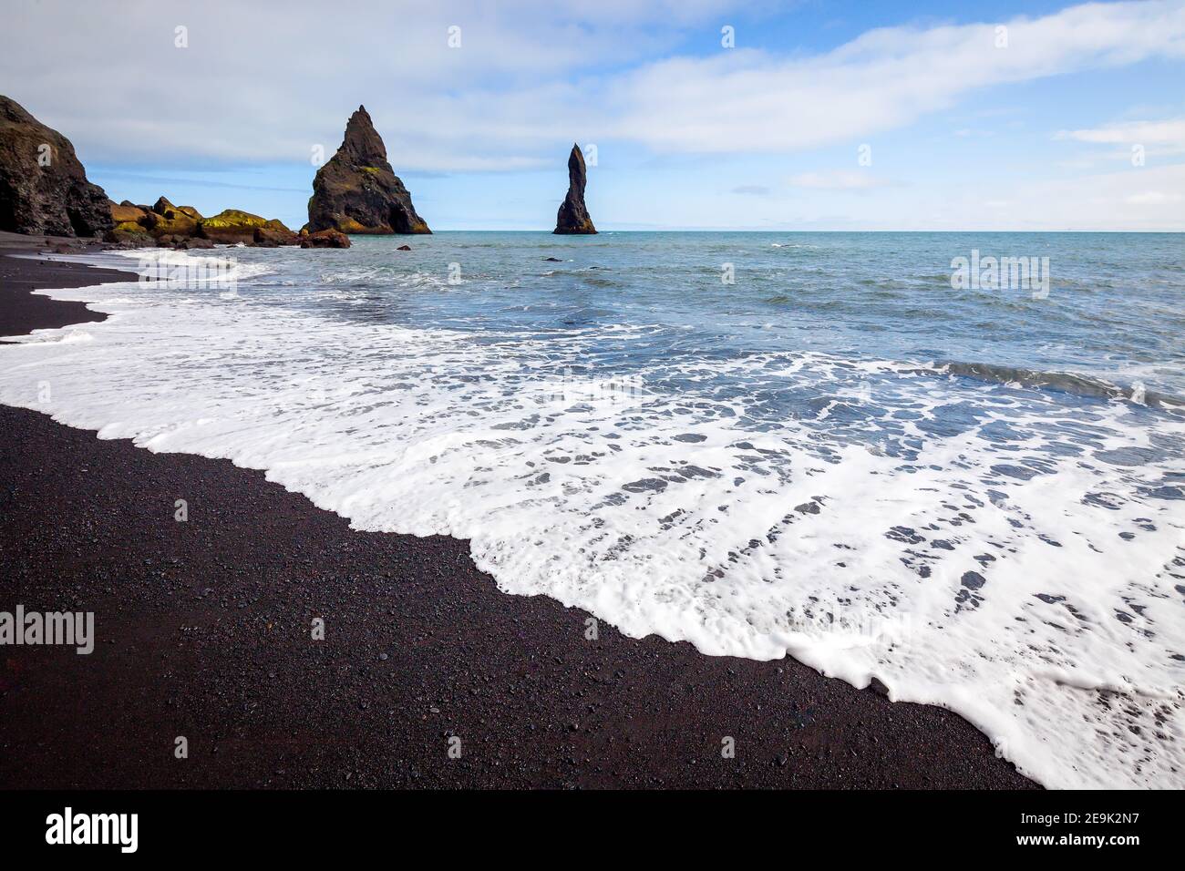 Basaltmeer Stacks und Wellen am Reynisfjara Beach. Südküste von Island. Stockfoto