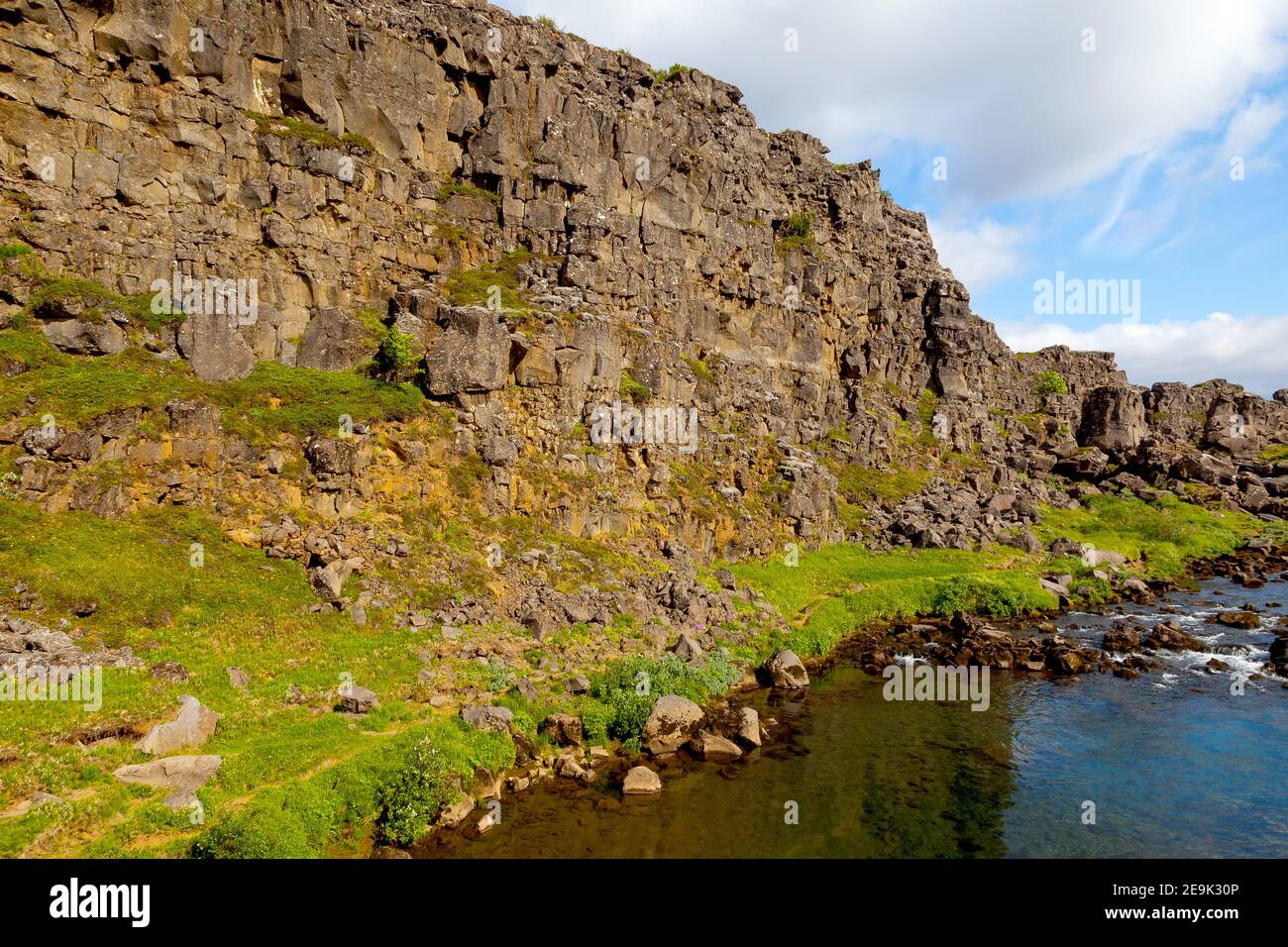 Þingvellir / Thingvellir, ist die Kluft zwischen europäischen und nordamerikanischen Kontinentalplatten auf Island. Stockfoto