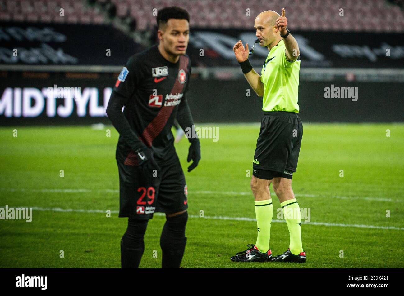 Herning, Dänemark. Februar 2021, 04th. Schiedsrichter Peter Kjaersgaard ist beim Superliga-Spiel 3F zwischen dem FC Midtjylland und Soenderjyske in der MCH Arena in Herning im Einsatz. (Foto Kredit: Gonzales Foto/Alamy Live News Stockfoto