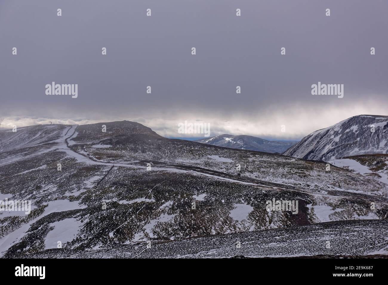 Blick auf die Ridgeline des Las Maol Mountain und die Berge dahinter bei Glenshee, mit einer leichten Schneedecke auf den Pisten. Stockfoto