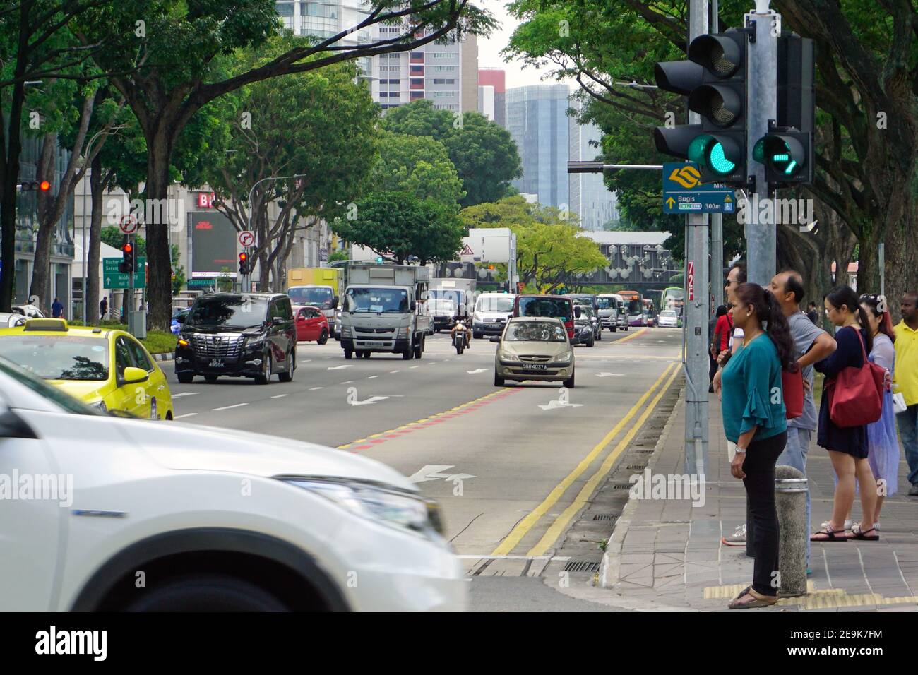 Verkehr auf der Victoria Street Singapur in Betriebsstunden Stockfoto