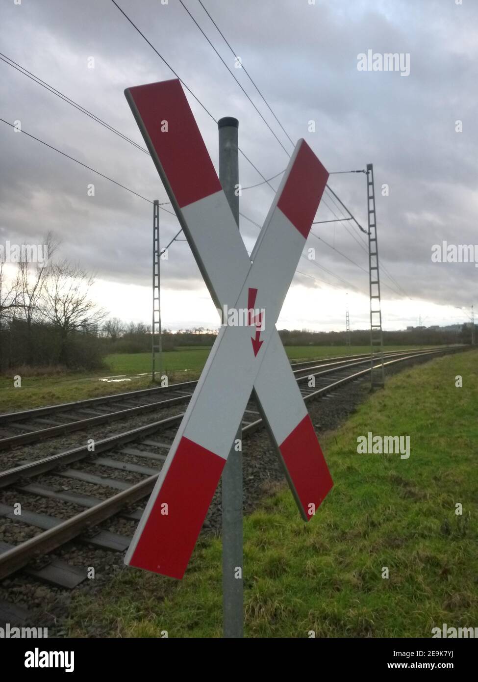 Zeichen eines Bahnübergangs im Norden Frankfurts Stockfoto