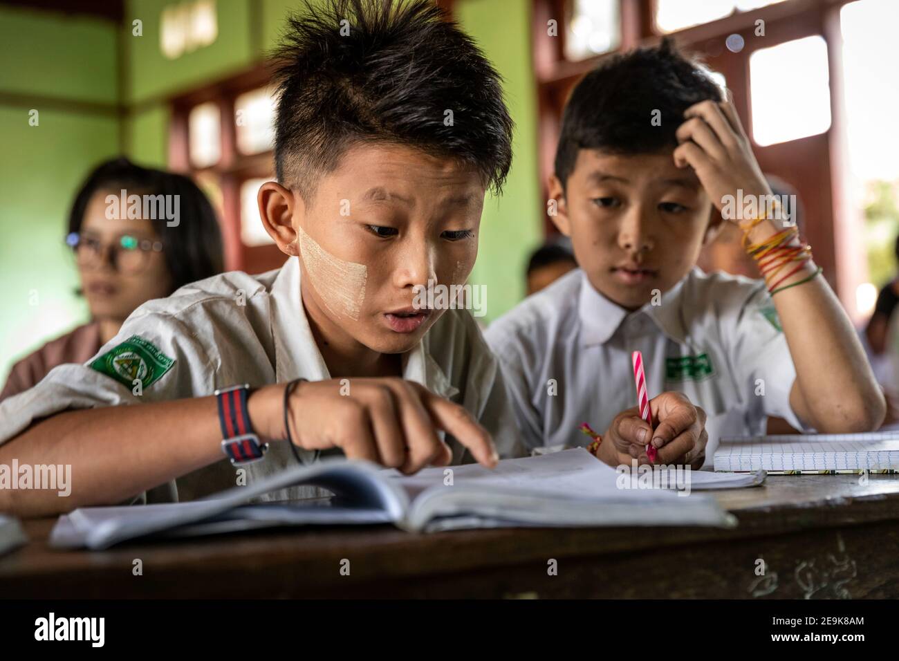 Die Waisenkinder, die im Shatapru Education Boarder Waisenhaus in Myikyina in Nord-Myanmar leben, besuchen Klassen in der Regierungsschule. Stockfoto