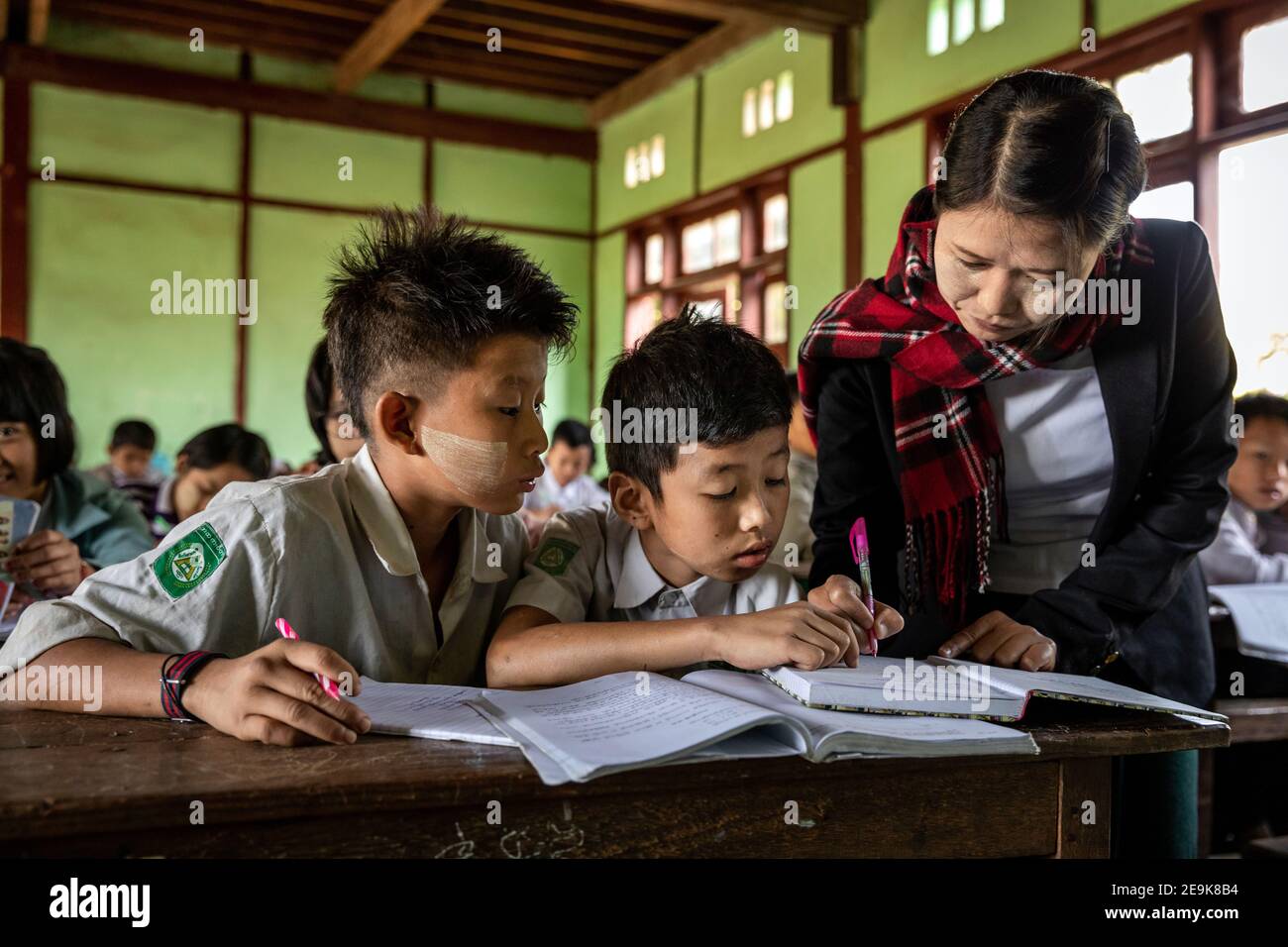 Die Waisenkinder, die im Shatapru Education Boarder Waisenhaus in Myikyina in Nord-Myanmar leben, besuchen Klassen in der Regierungsschule. Stockfoto