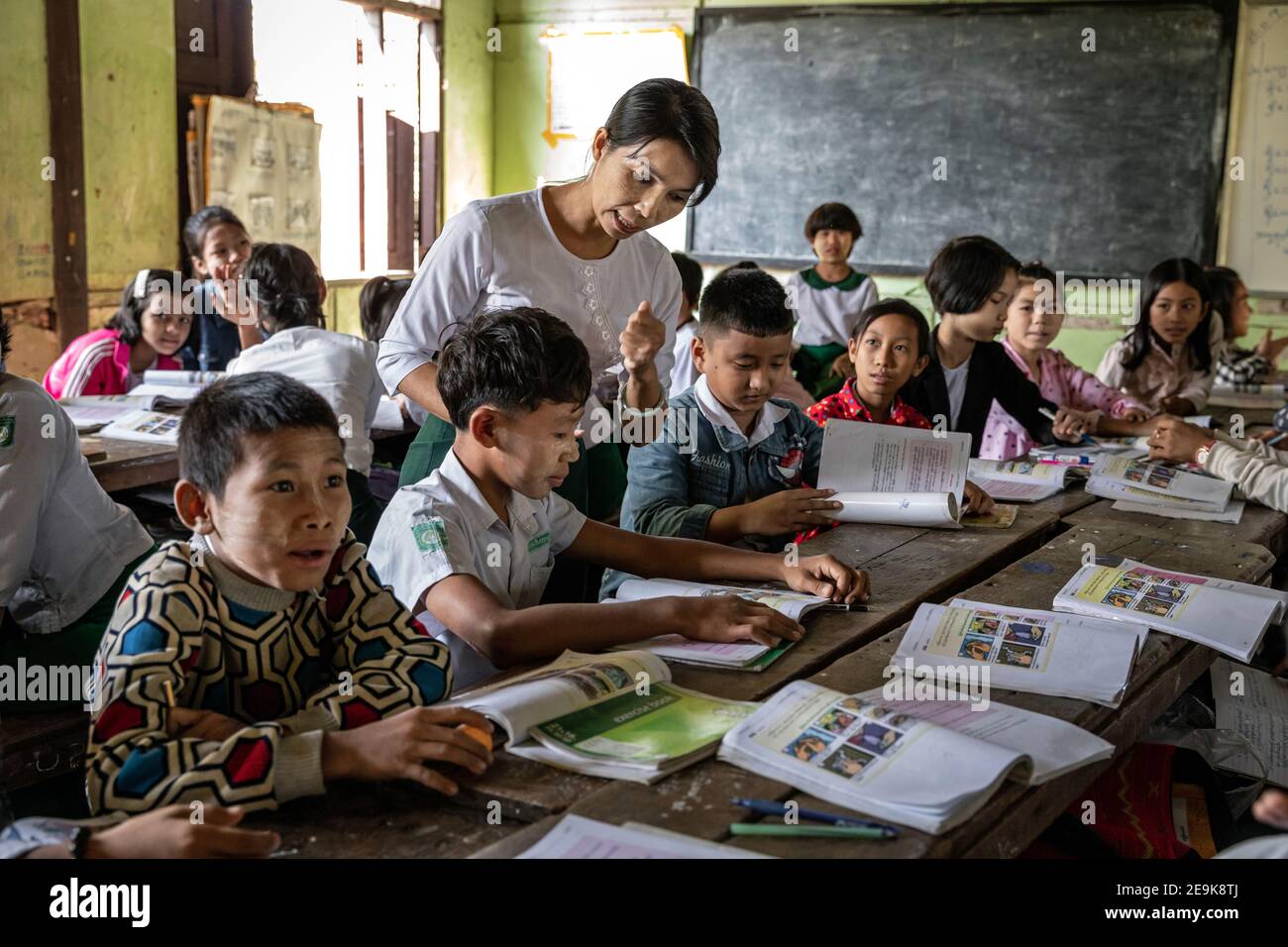 Die Waisenkinder, die im Shatapru Education Boarder Waisenhaus in Myikyina in Nord-Myanmar leben, besuchen Klassen in der Regierungsschule. Stockfoto