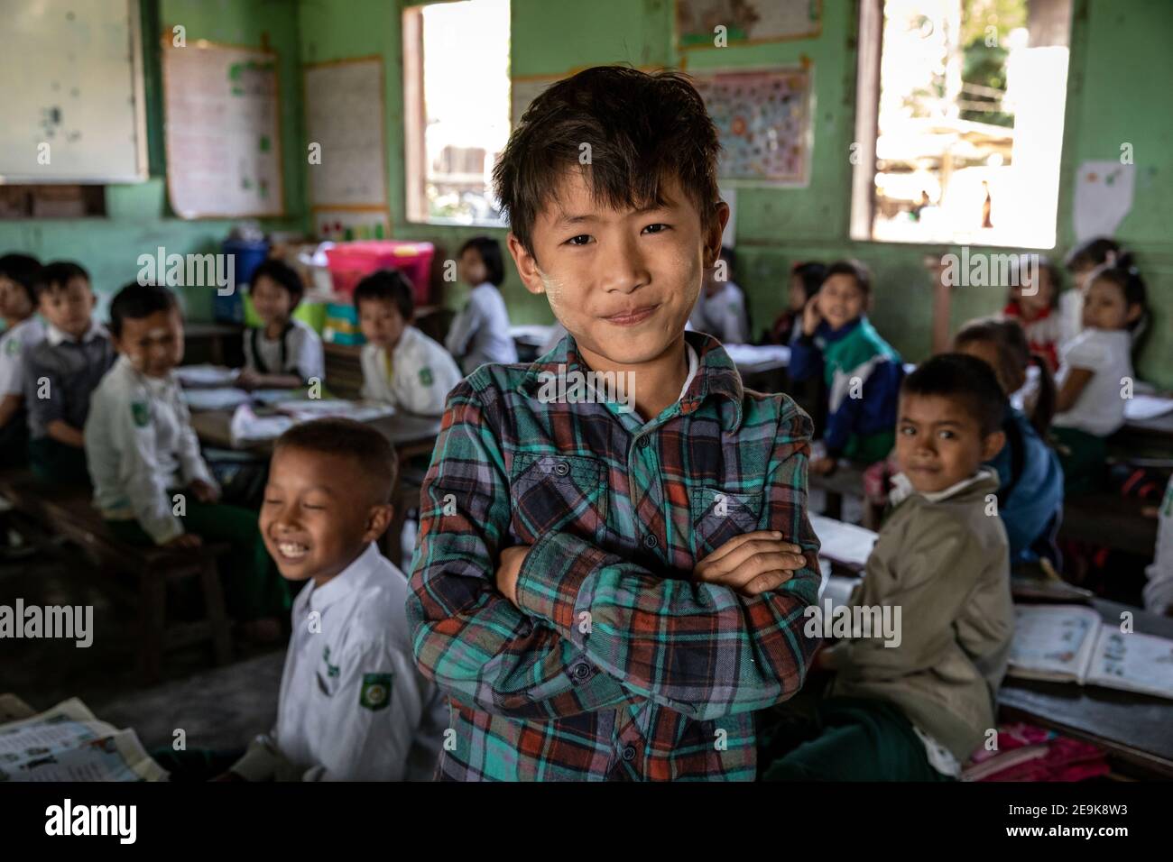 Die Waisenkinder, die im Shatapru Education Boarder Waisenhaus in Myikyina in Nord-Myanmar leben, besuchen Klassen in der Regierungsschule. Stockfoto