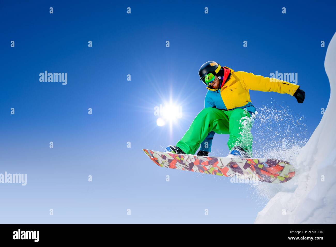 Snowboarder Jumping on Snowboard in den Bergen. Snowboarden und Wintersport Stockfoto
