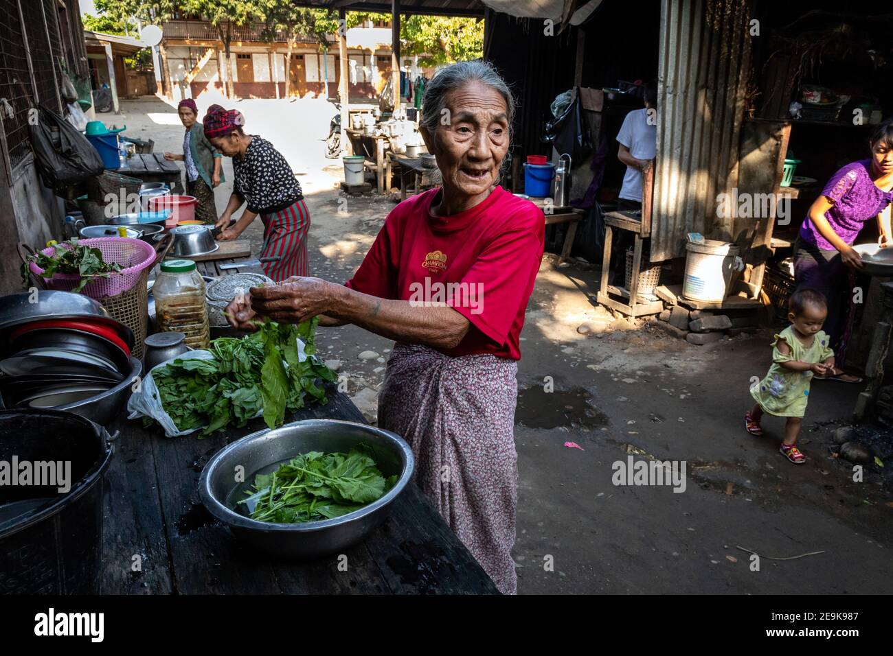 Alltag der Flüchtlinge im IDP-Flüchtlingslager Shatapru in Myikyina, Myanmar. Jede Familie hat ein Zimmer in den armen Hütten. Stockfoto