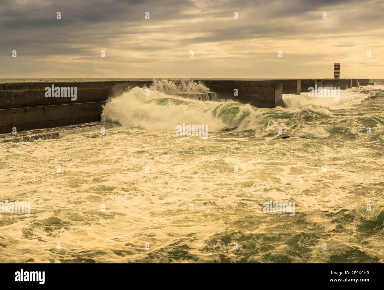 Sturm und große Wellen in der Nähe des Leuchtturms Felgueiras bei Porto In Portugal Stockfoto