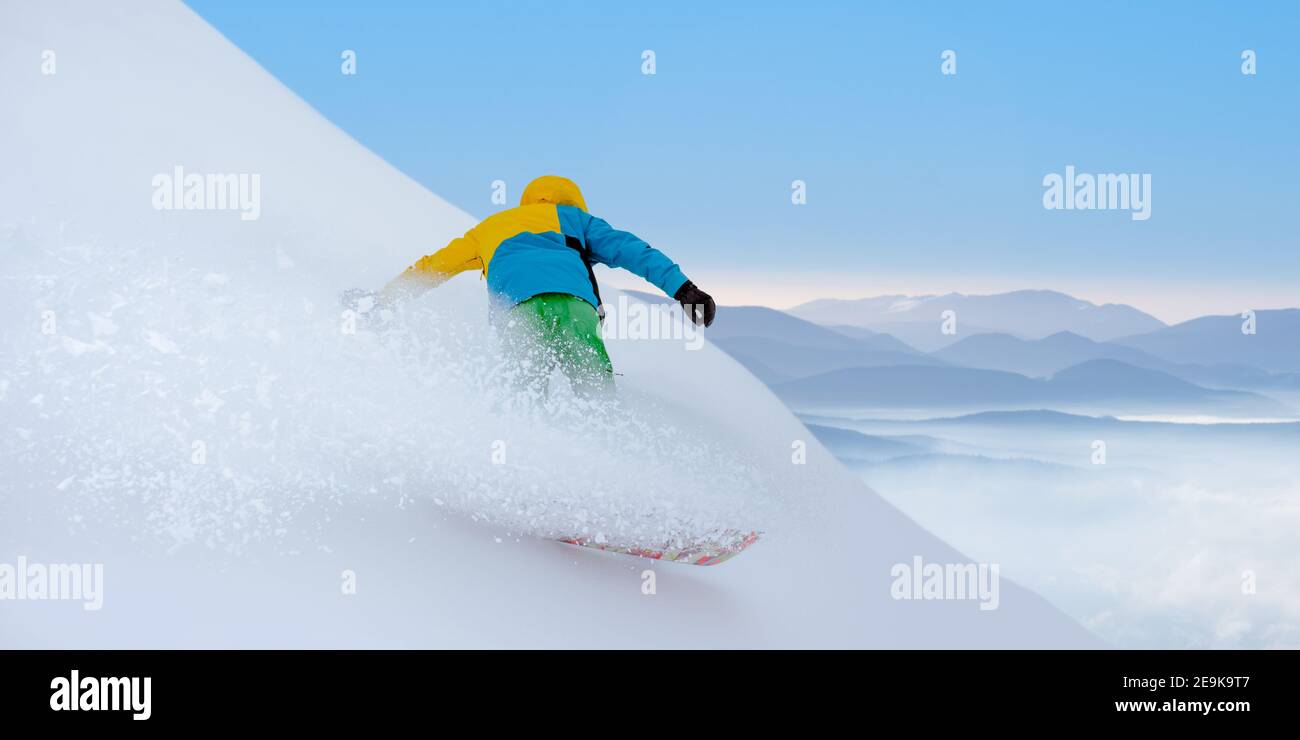 Snowboarder Reiten Snowboard in den Bergen. Snowboarden und Wintersport Stockfoto