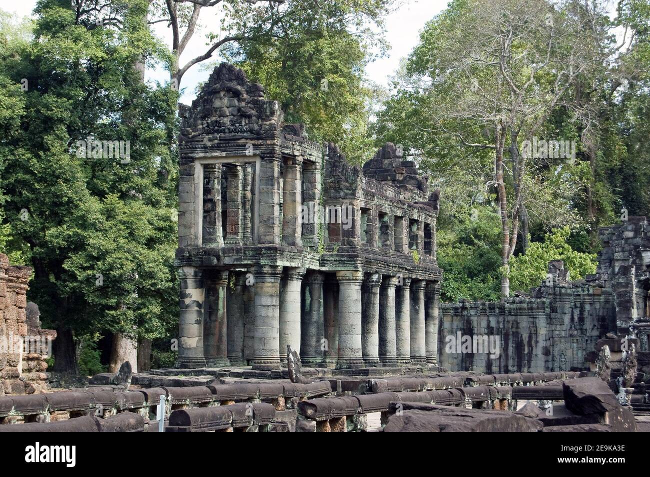 Der ungewöhnliche zweistöckige Pavillon am alten Khmer-Tempel von Preah Khan, Angkor, Kambodscha. Stockfoto