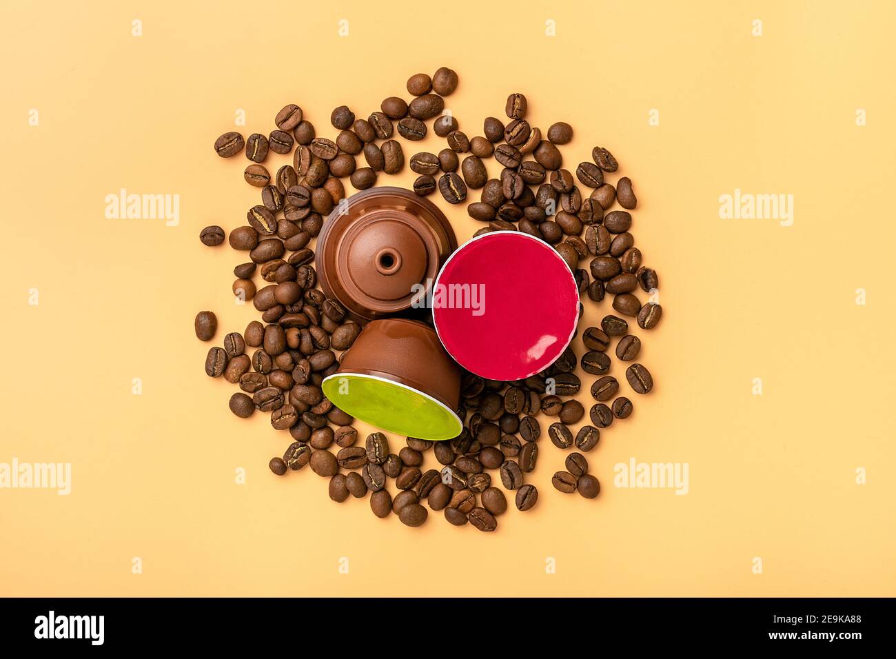 Set von Kaffeekapseln, geröstete Bohnen isoliert auf weißem Hintergrund Draufsicht Flat Lay Drink aus dosierten Kapsel mit gerösteten, gemahlen und erhalten Stockfoto
