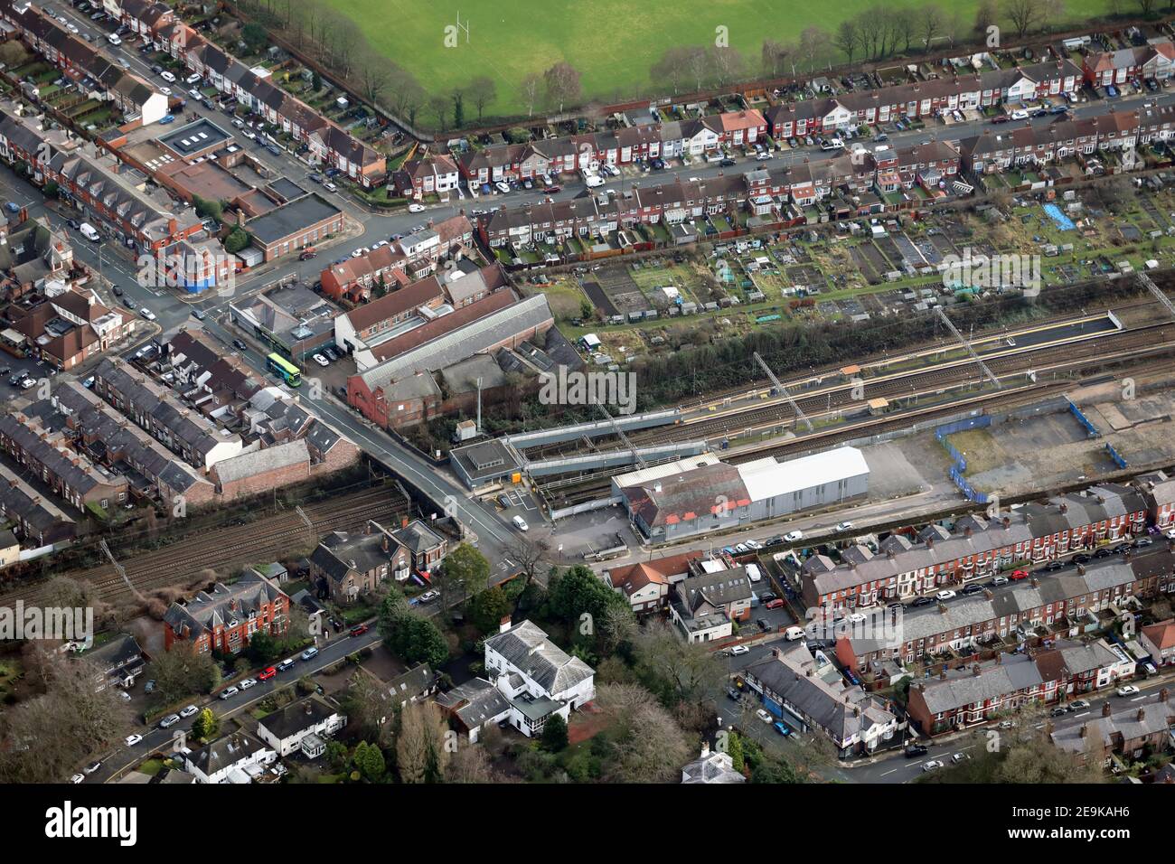 Luftaufnahme des Bahnhofs Mossley Hill und des Sports Direct Fitnesscenters, Liverpool Stockfoto