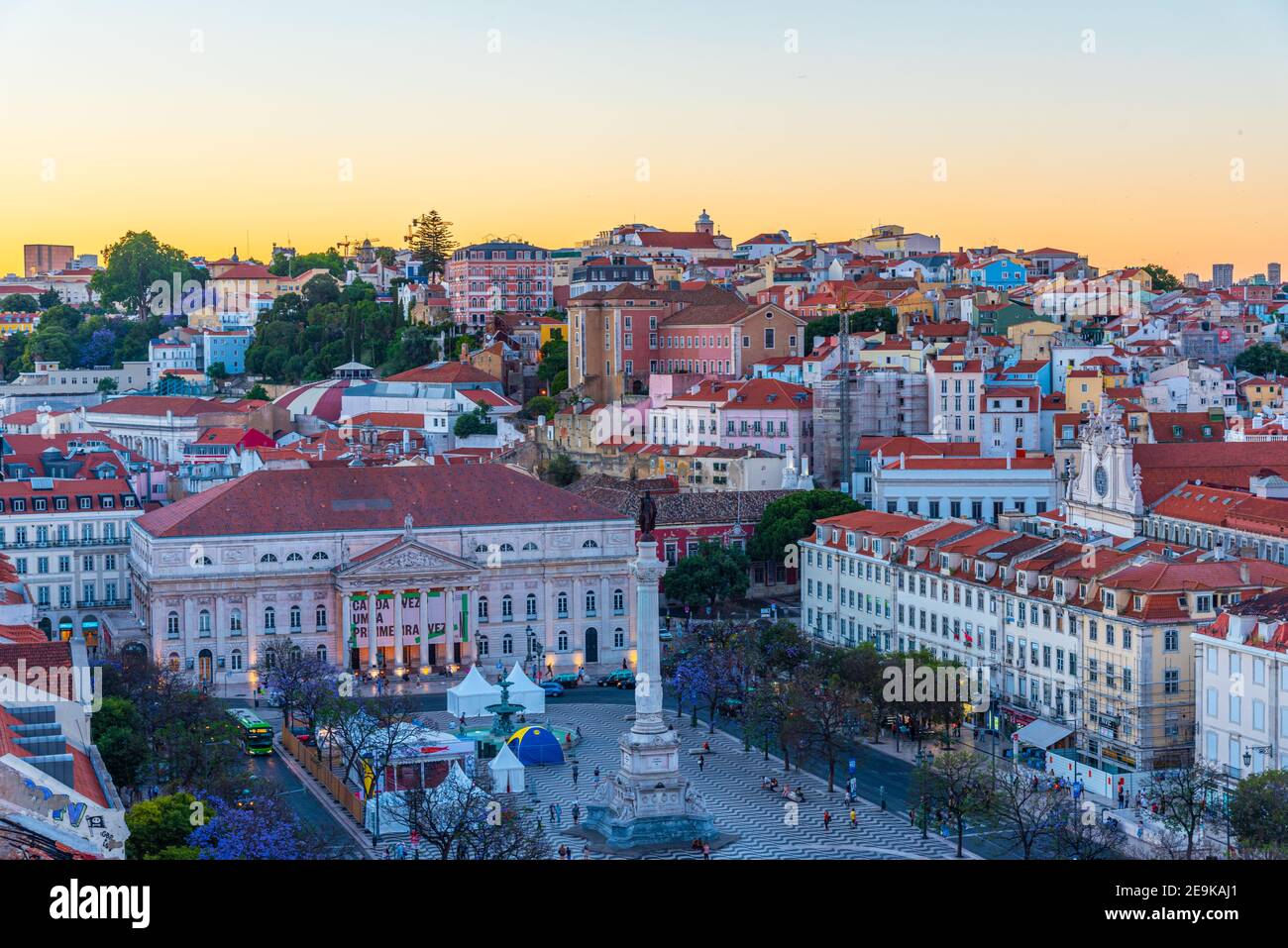 Sonnenuntergang Luftaufnahme von Praca Dom Pedro IV in Lissabon, Portugal Stockfoto