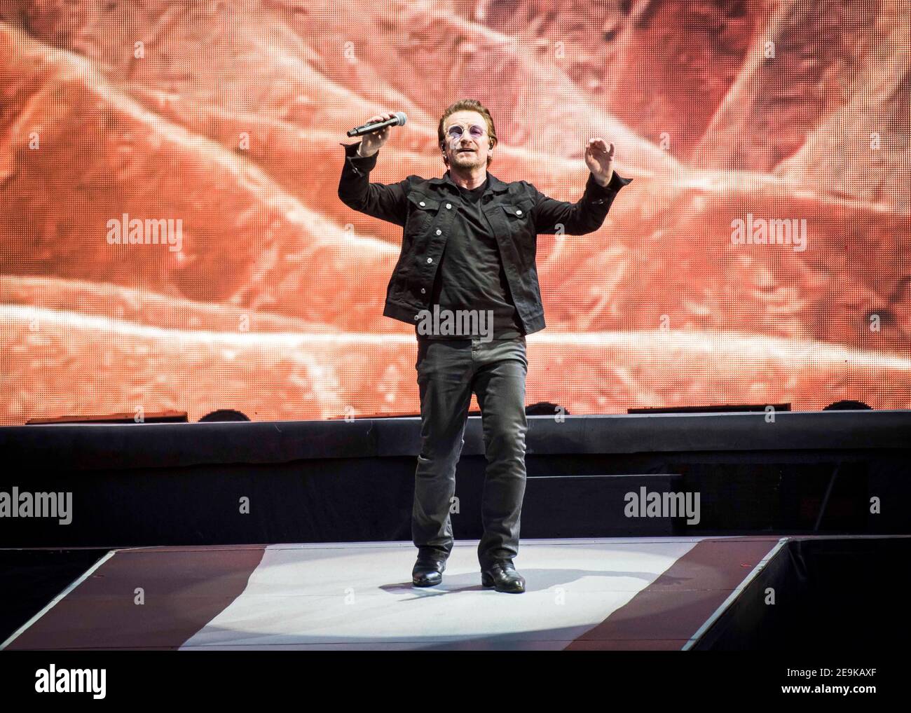 Bono of U2 spielt Joshua Tree live auf der Bühne im Twickenham Stadium, Twickenham, London. Stockfoto