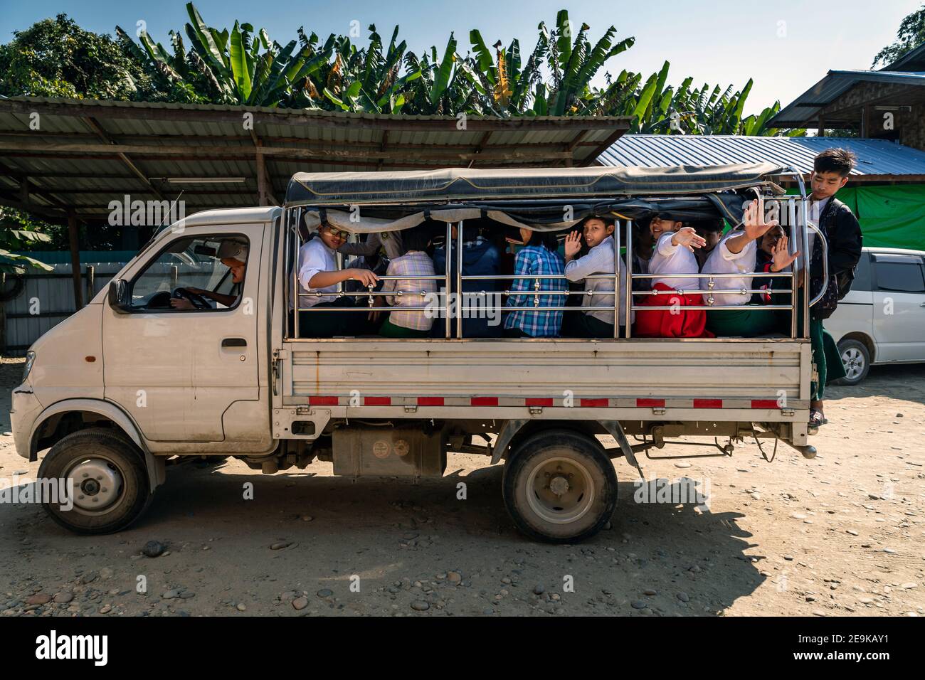 Die Schüler, von denen die meisten Waisenkinder sind, die aus dem Bürgerkrieg geflohen sind, werden in Myikyina, Myanmar, wieder zur staatlichen Schule gefahren. Stockfoto