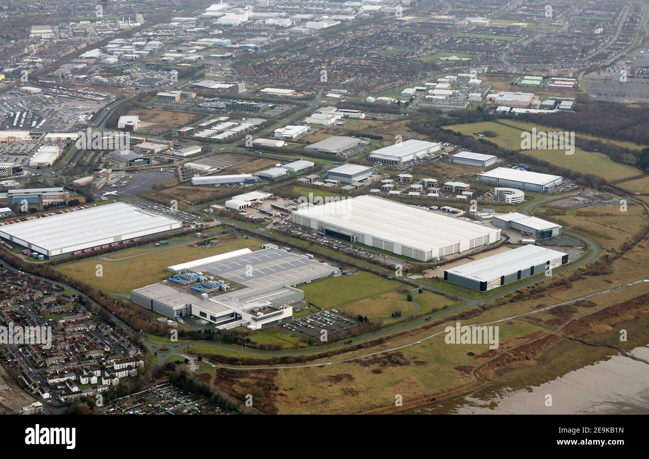 Luftaufnahme von Industrie- und Geschäftsräumen, einschließlich Liverpool Business Park, im Speke-Viertel von Liverpool, in der Nähe des John Lennon Flughafens Stockfoto