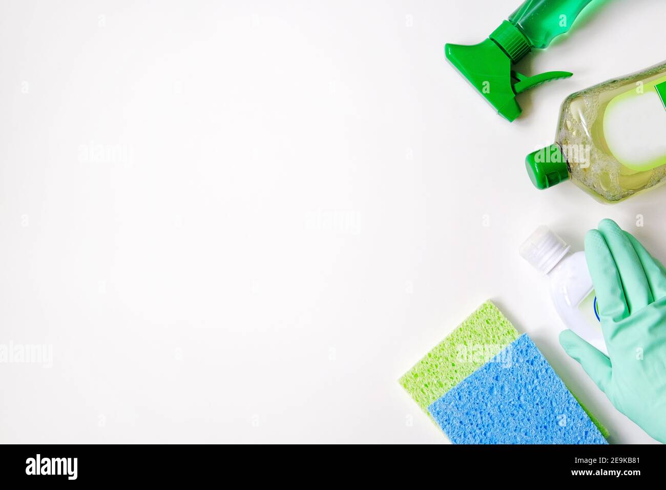 Сleaning Zubehör. Flache Verlegung von grünen und weißen Reinigungsmitteln auf weißem Hintergrund. Reinigungsmittel in Plastikflaschen. Draufsicht. Nahaufnahme. Stockfoto Сleaning Zubehör. Flache Verlegung von grünen und weißen Reinigungsmitteln auf weißem Hintergrund. Reinigungsmittel in Plastikflaschen. Draufsicht. Nahaufnahme. Stockfoto