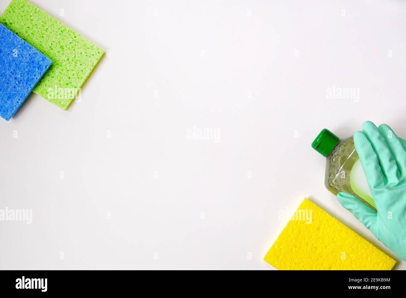 Сleaning Zubehör. Draufsicht auf grün und weiß Reinigungszubehör auf weißem Hintergrund. Reinigungsmittel in Plastikflaschen. Nahaufnahme. Stockfoto Сleaning Zubehör. Draufsicht auf grün und weiß Reinigungszubehör auf weißem Hintergrund. Reinigungsmittel in Plastikflaschen. Nahaufnahme. Stockfoto