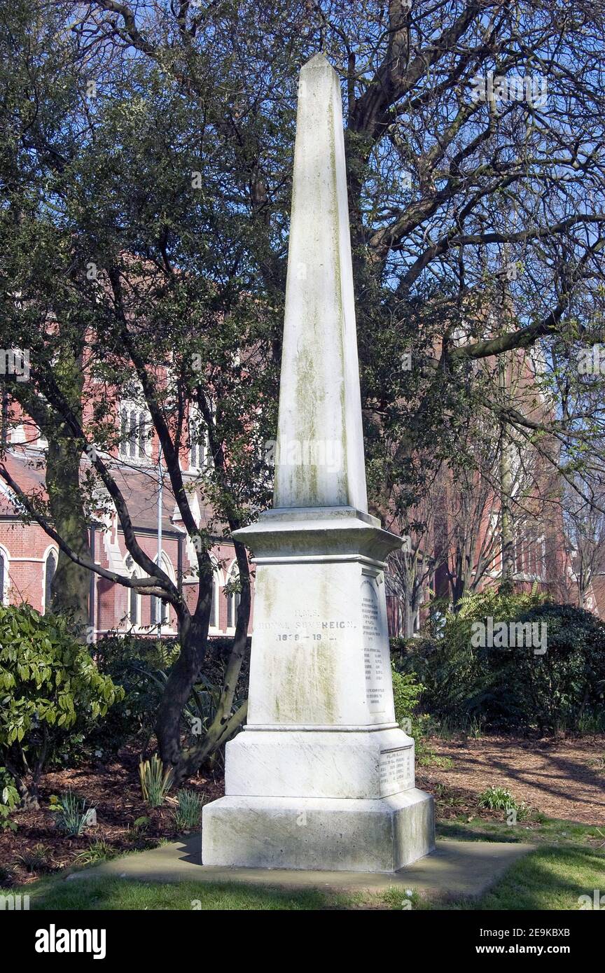Obelisk errichtet 1902 zum Gedenken an sieben Männer getötet, als Royal Navy Schlachtschiff HMS Sovereign wurde vor der Küste von Griechenland zerstört. Victoria Park, Po Stockfoto