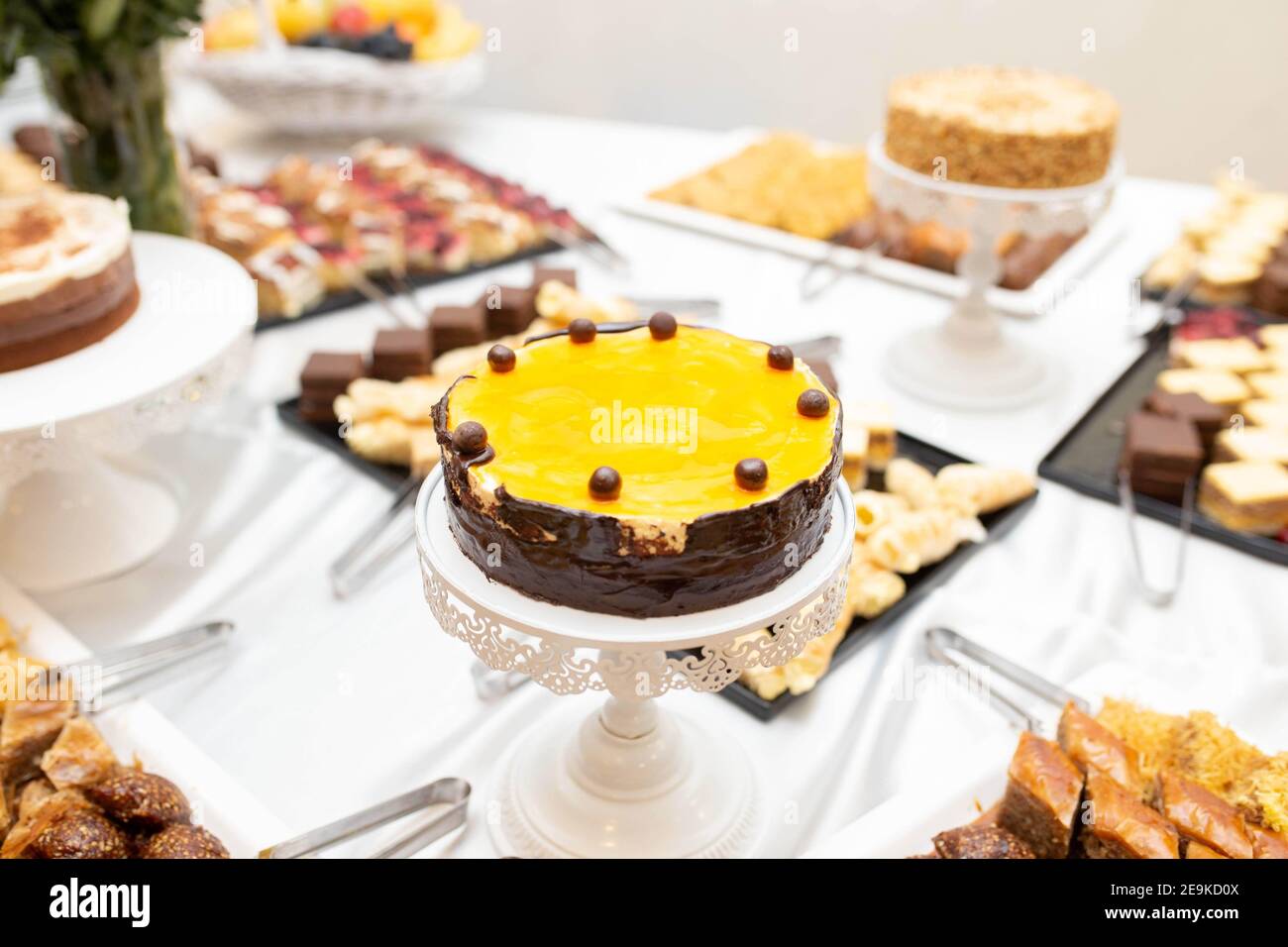 Lecker Kuchen mit Zitrone Mousse, Schokolade Glasur und Kugeln, Hochzeitsverpflegung Stockfoto