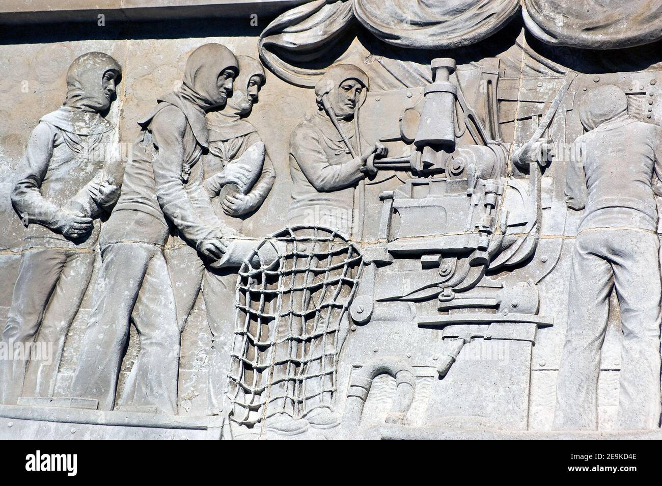 Bas Relief der Royal Navy Matrosen laden eine Waffe. Gemeißelt von Charles Sargeant Jagger (1885 - 1934). Kenotaph Kriegsdenkmal, Guildhall Square, Portsmouth Stockfoto