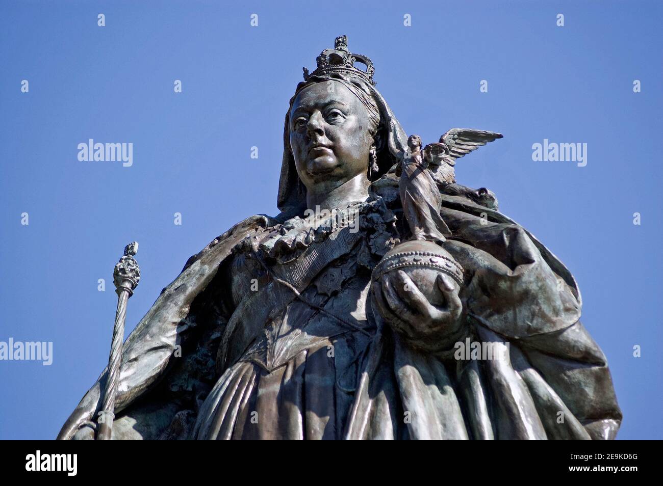 Bronzestatue der Königin Victoria (1819 - 1901) auf dem Guildhall Square in Portsmouth. Von Alfred Drury (1856 - 1944) modelliert und in öffentlichen Ausstellungsobjekt ausgestellt Stockfoto