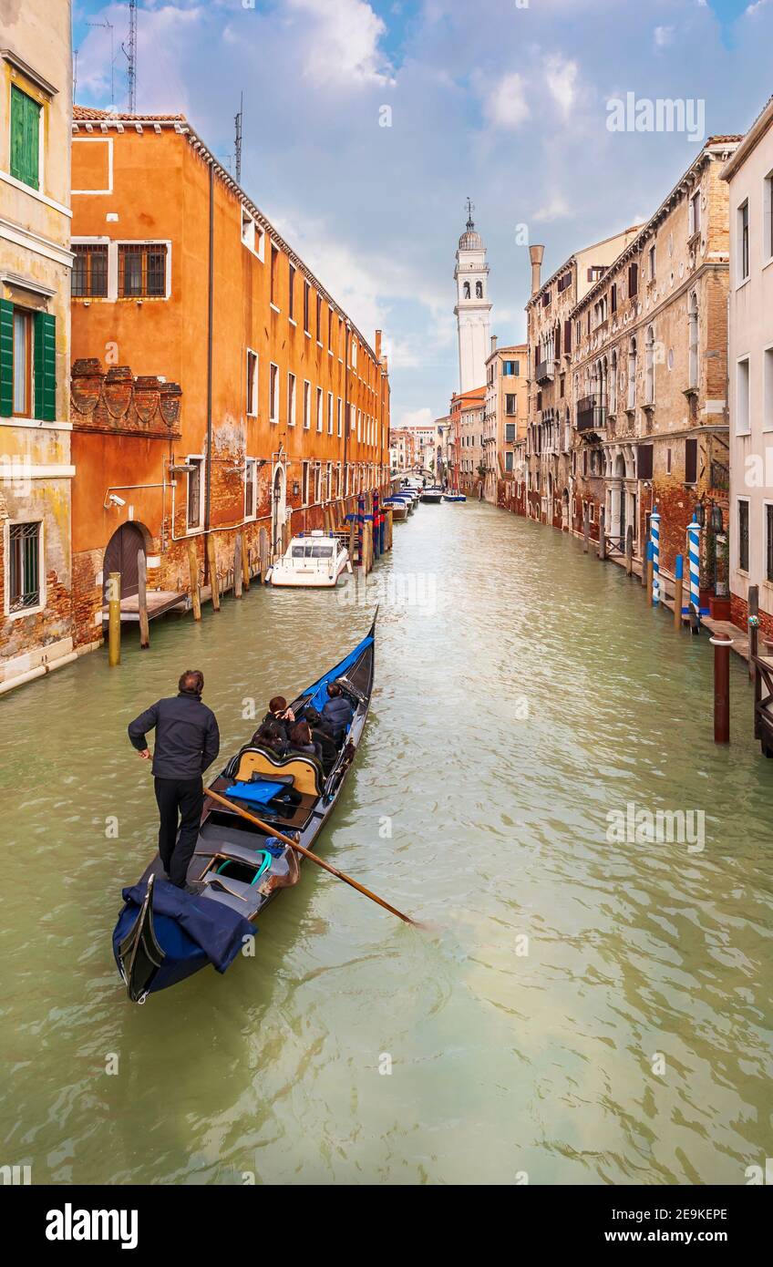 Typischer Kanal mit Gondel in Venedig in Venetien, Italien Stockfoto