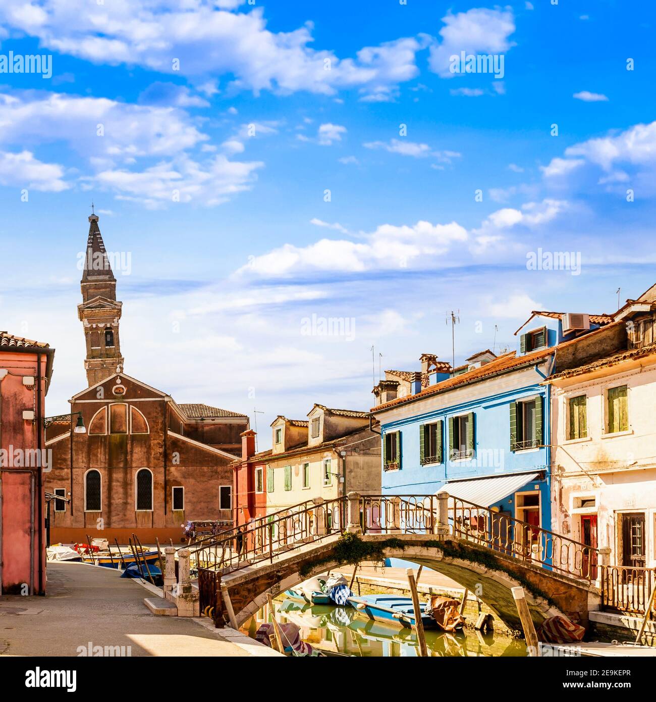 Ein schiefer campanile, eine malerische Landschaft auf der Insel Burano in Venedig, Venetien, Italien Stockfoto
