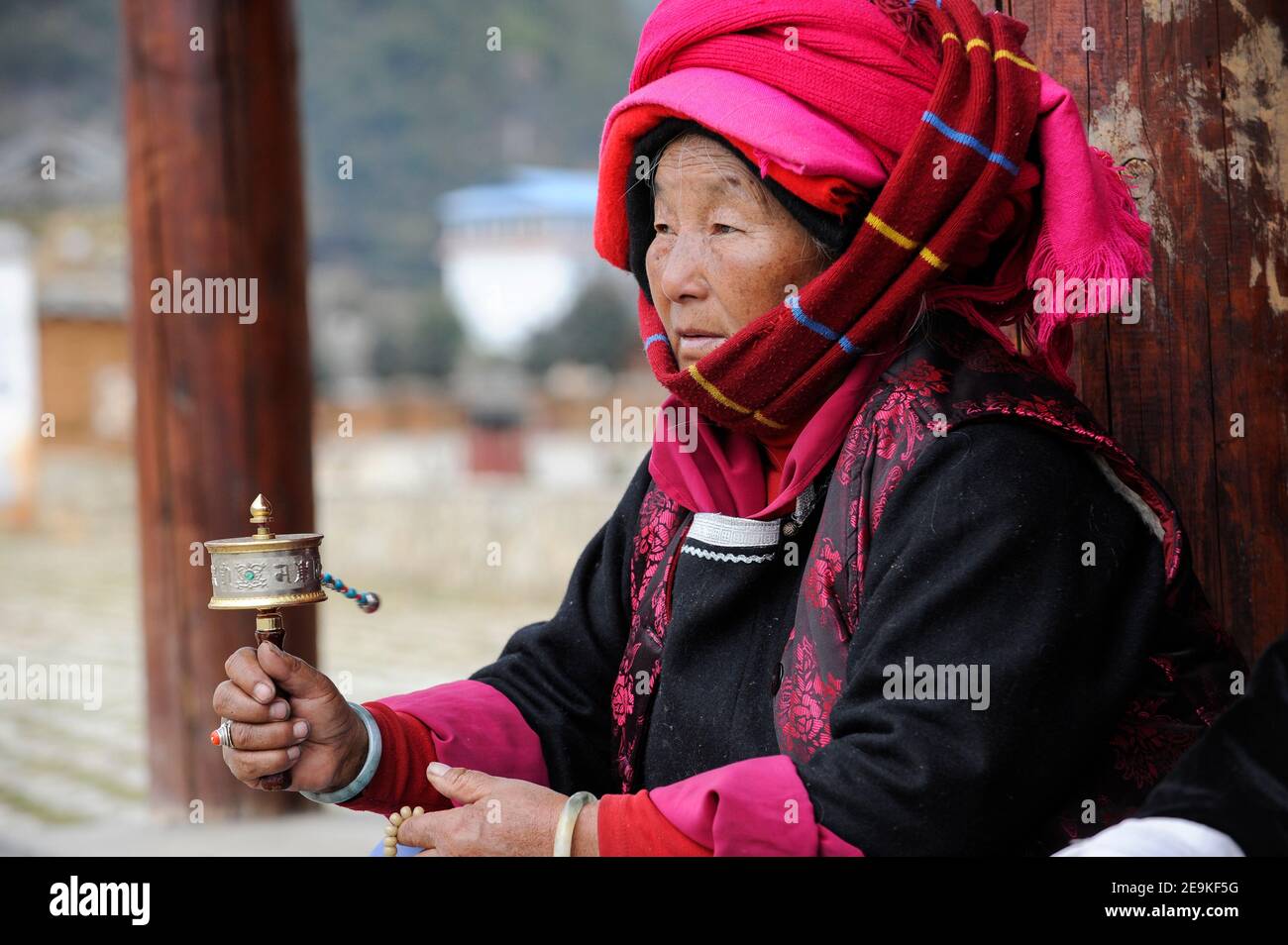 CHINA, Provinz Yunnan, Lugu Lake, Xialuoshui, ethnische Minderheit Mosuo, die buddhistin sind und Frauen eine Matriarchat ausüben, alte Mosuo-Frauen mit Gebetsmühlen / CHINA, Provinz Yunnan, Lugu Lake, ethnische Minderheit Mosuo , die Mosuo sind Buddhisten und Mosuo Frauen ueben ein Matriarchat aus, Frauen mit Gebetsmühlen Stockfoto