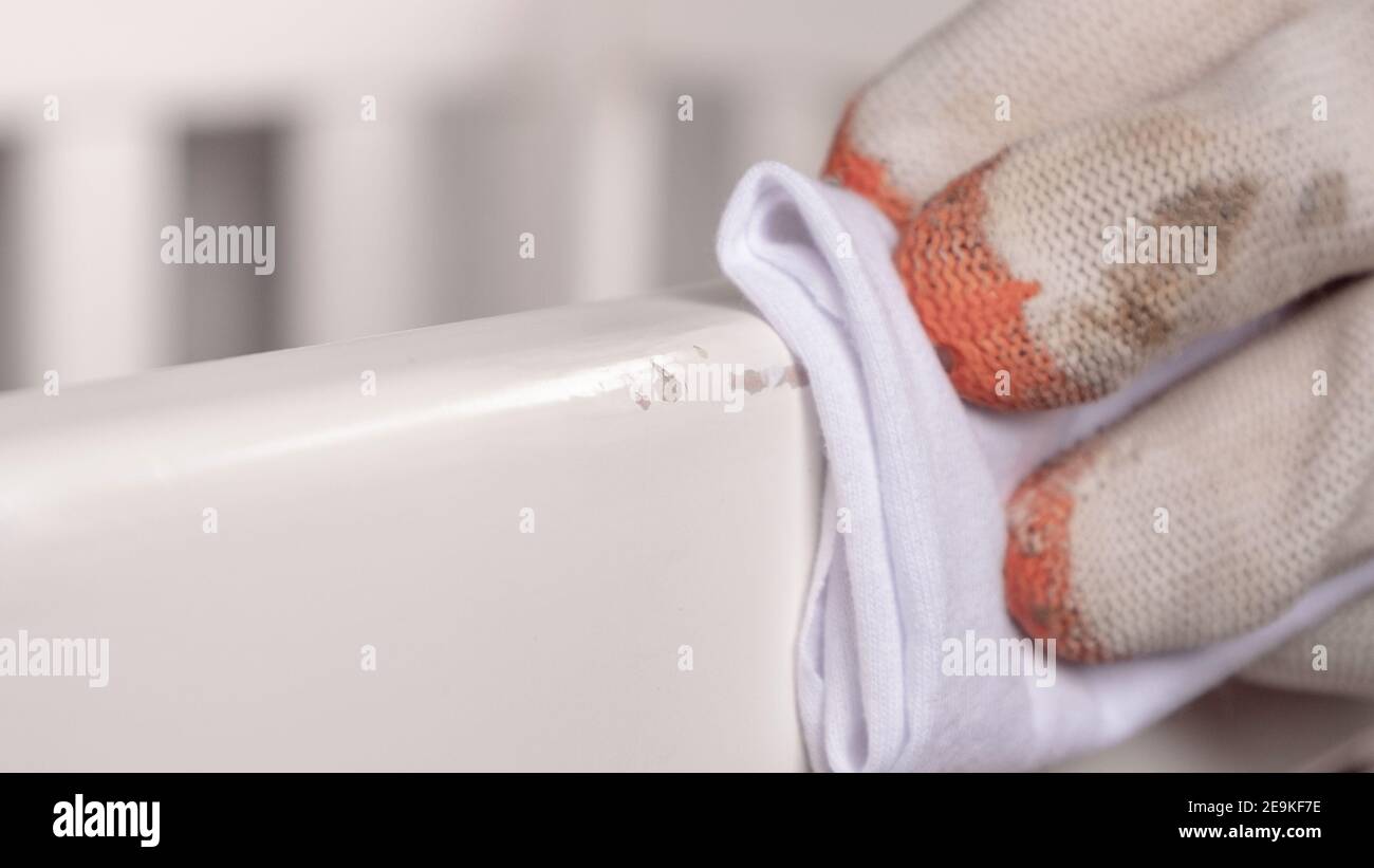 Möbelrestaurierung Konzept, behandelt der Restaurator die beschädigte Oberfläche weiß gefärbt Stockfoto