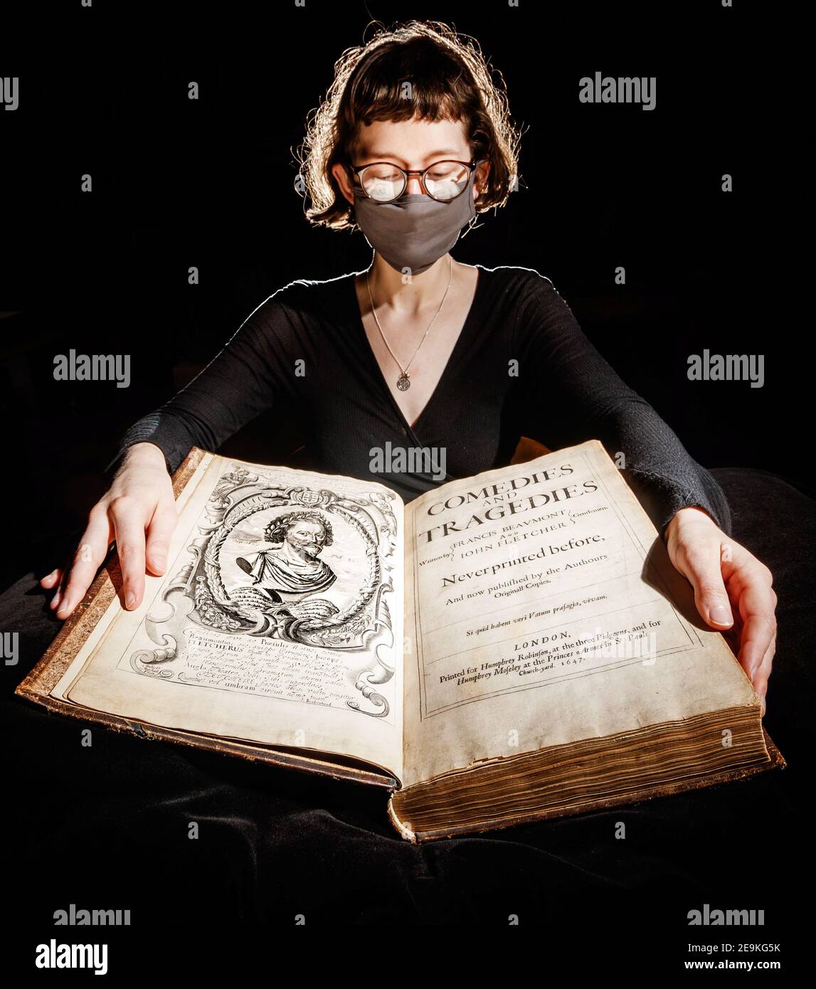 Forschungszentrum-Assistentin Layla Hillsden mit einer seltenen Kopie der 1647 Beaumont und Fletcher Folio, einer Anthologie von Stücken von John Fletcher und William Beaumont, aus der persönlichen Bibliothek von König Charles II, die vor kurzem von Special Collections an der University of Leeds erworben wurde. Bilddatum: Freitag, 5. Februar 2021. Stockfoto