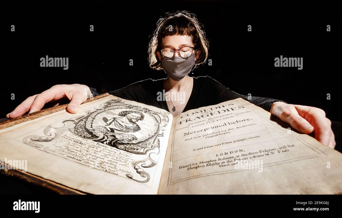 Forschungszentrum-Assistentin Layla Hillsden mit einer seltenen Kopie der 1647 Beaumont und Fletcher Folio, einer Anthologie von Stücken von John Fletcher und William Beaumont, aus der persönlichen Bibliothek von König Charles II, die vor kurzem von Special Collections an der University of Leeds erworben wurde. Bilddatum: Freitag, 5. Februar 2021. Stockfoto