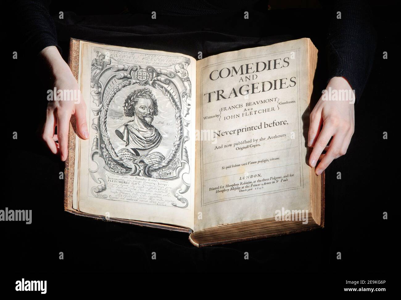 Eine seltene Kopie der Folio Beaumont and Fletcher von 1647, einer Anthologie von Stücken von John Fletcher und William Beaumont, aus der persönlichen Bibliothek von König Charles II., die kürzlich von Special Collections an der University of Leeds erworben wurde. Bilddatum: Freitag, 5. Februar 2021. Stockfoto