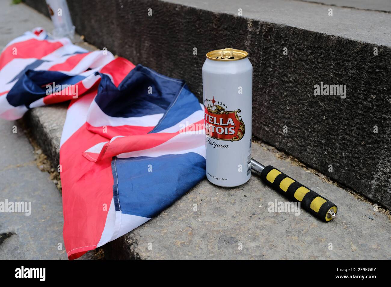 LONDON - MÄRZ 2019: Brexit-Demonstranten lassen eine Dose Lager und eine Union Jack-Flagge auf dem Bürgersteig. Stockfoto