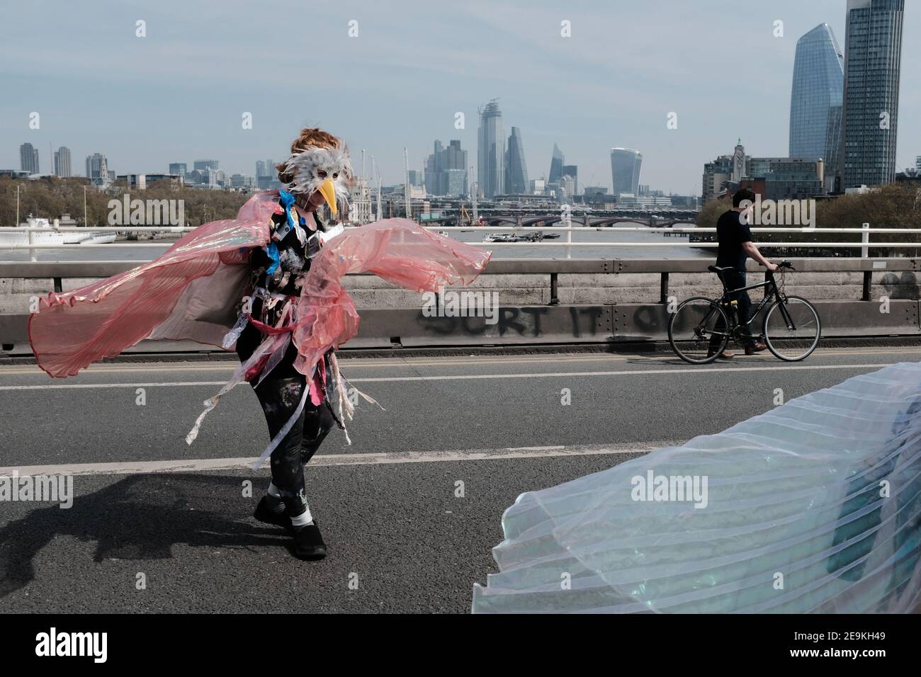 LONDON - APRIL, 2019: Ein Aussterben Rebellion Klimawandel Protestler tanzt in einem selbstgemachten Vogelkostüm auf der Waterloo Bridge herum. Die Worte „Sortieren Stockfoto