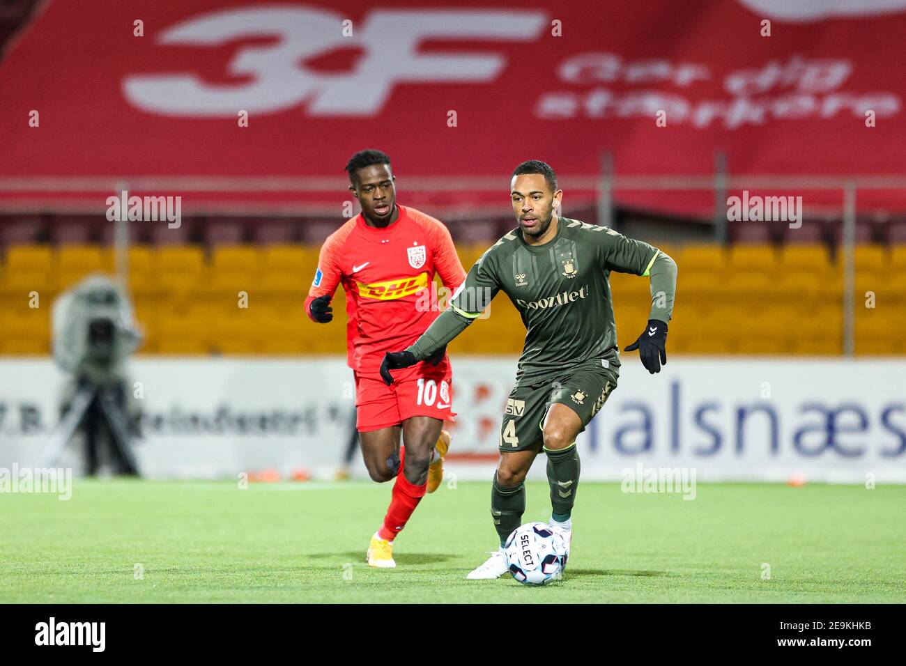 Farum, Dänemark. Februar 2021, 4th. Kevin Mensah (14) von Broendby, WENN er während des Superliga-Spiels 3F zwischen FC Nordsjaelland und Broendby GESEHEN WURDE, WENN er in Right to Dream Park in Farum war. (Foto Kredit: Gonzales Foto/Alamy Live News Stockfoto