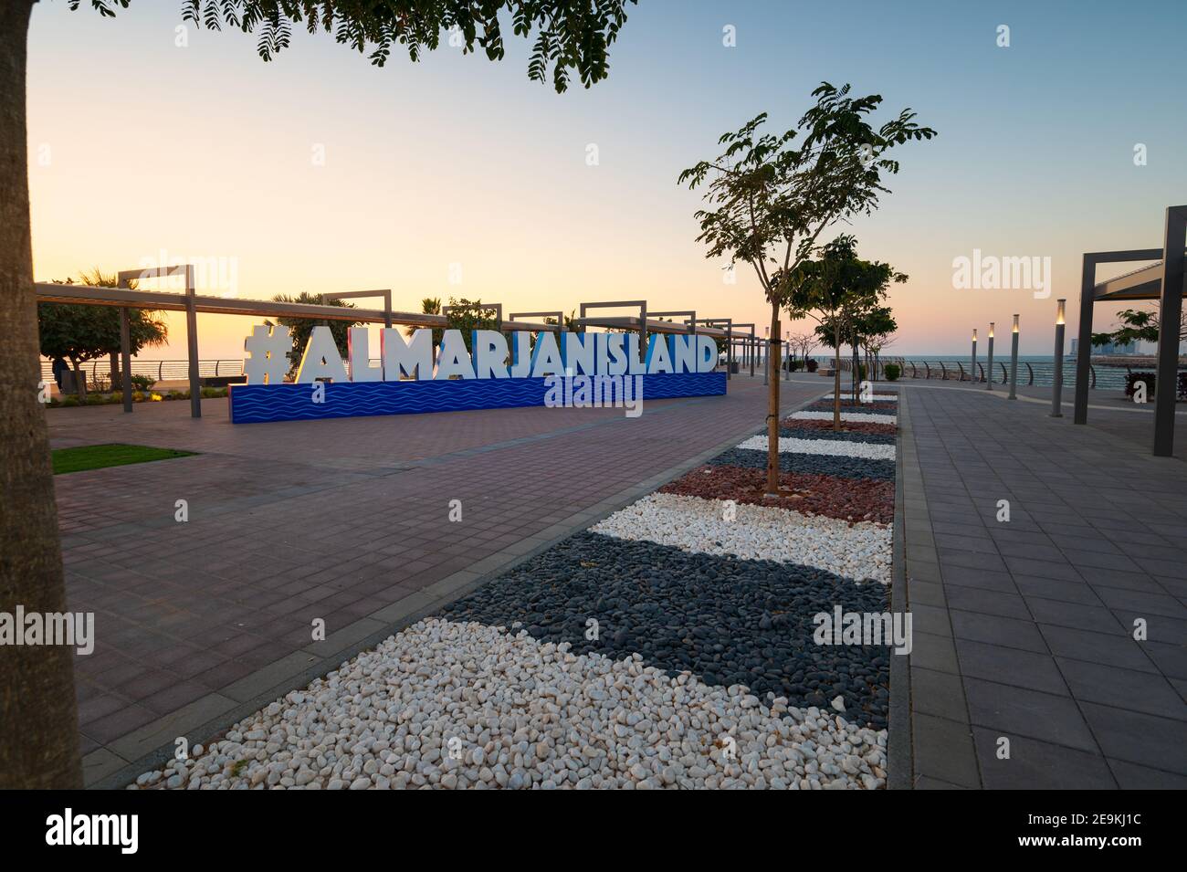 RAS al Khaimah, Vereinigte Arabische Emirate - 3. Februar 2020: Al-Marjan-Insel Zeichen in der von Mann gemachten Insel am Emirat von Ras al Khaimah in den Vereinigten Arabischen Stockfoto