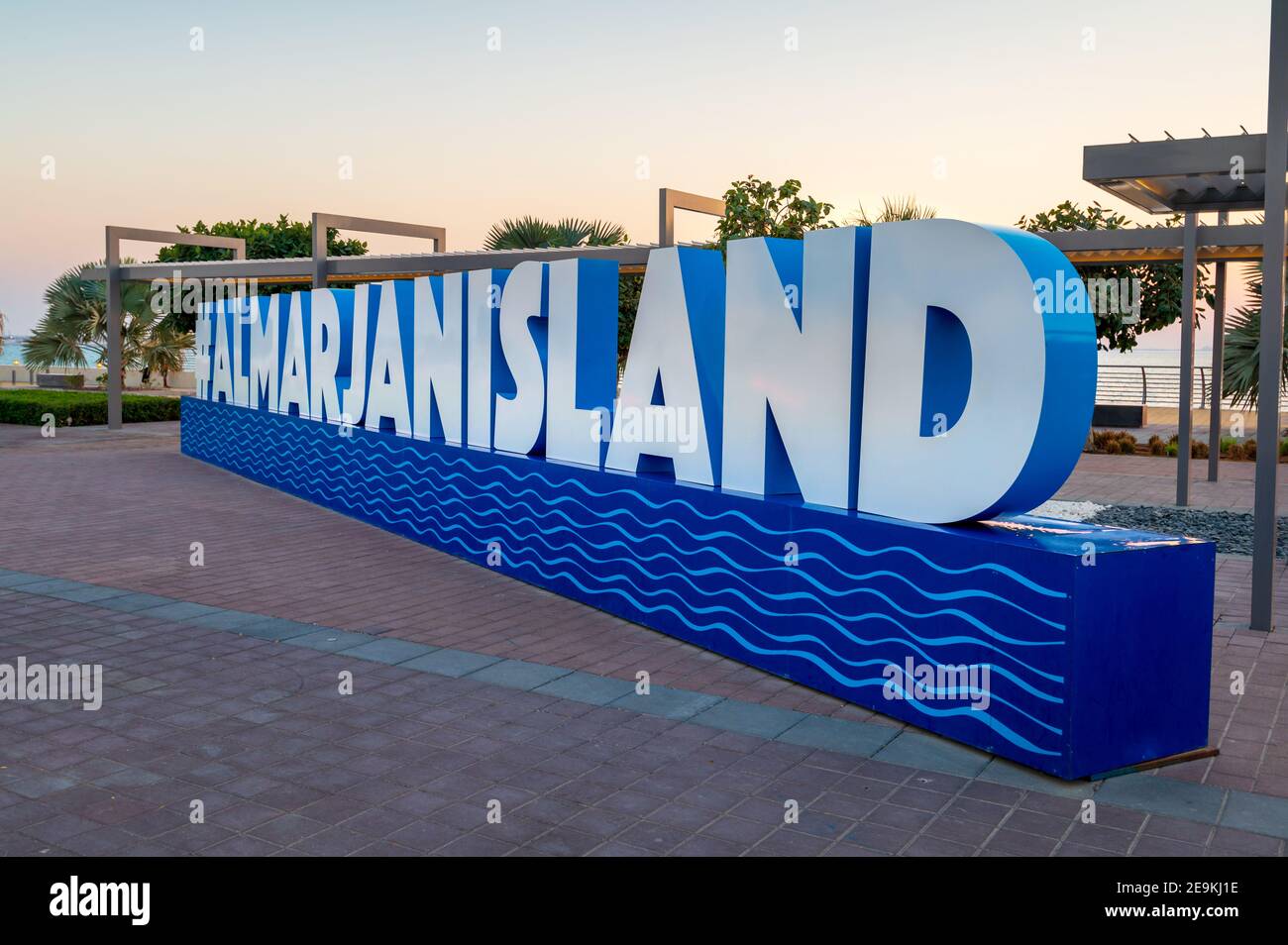RAS al Khaimah, Vereinigte Arabische Emirate - 3. Februar 2020: Al-Marjan-Insel Zeichen in der von Mann gemachten Insel am Emirat von Ras al Khaimah in den Vereinigten Arabischen Stockfoto