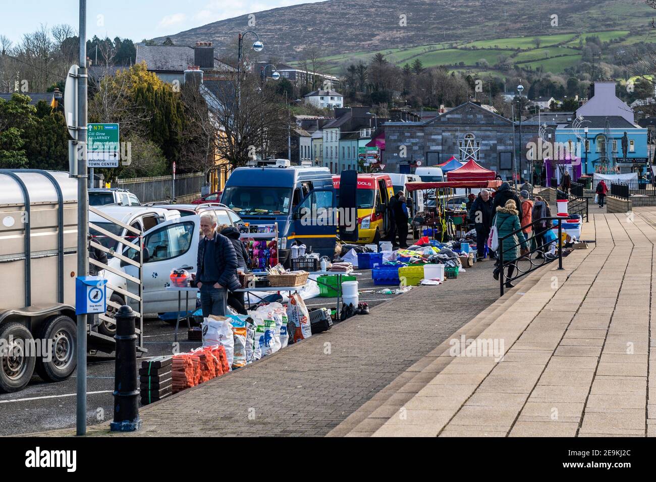 Bantry, West Cork, Irland. Februar 2021, 5th. Trotz der Sperrbeschränkungen für Level 5 war der Bantry Friday Market heute mit Händlern und Kunden gleichermaßen beschäftigt. Obwohl viele Menschen Gesichtsmasken trugen, taten es viele nicht. Es gab eine Reihe von Ständen, die nicht-wesentliche Waren verkauften. Quelle: AG News/Alamy Live News Stockfoto