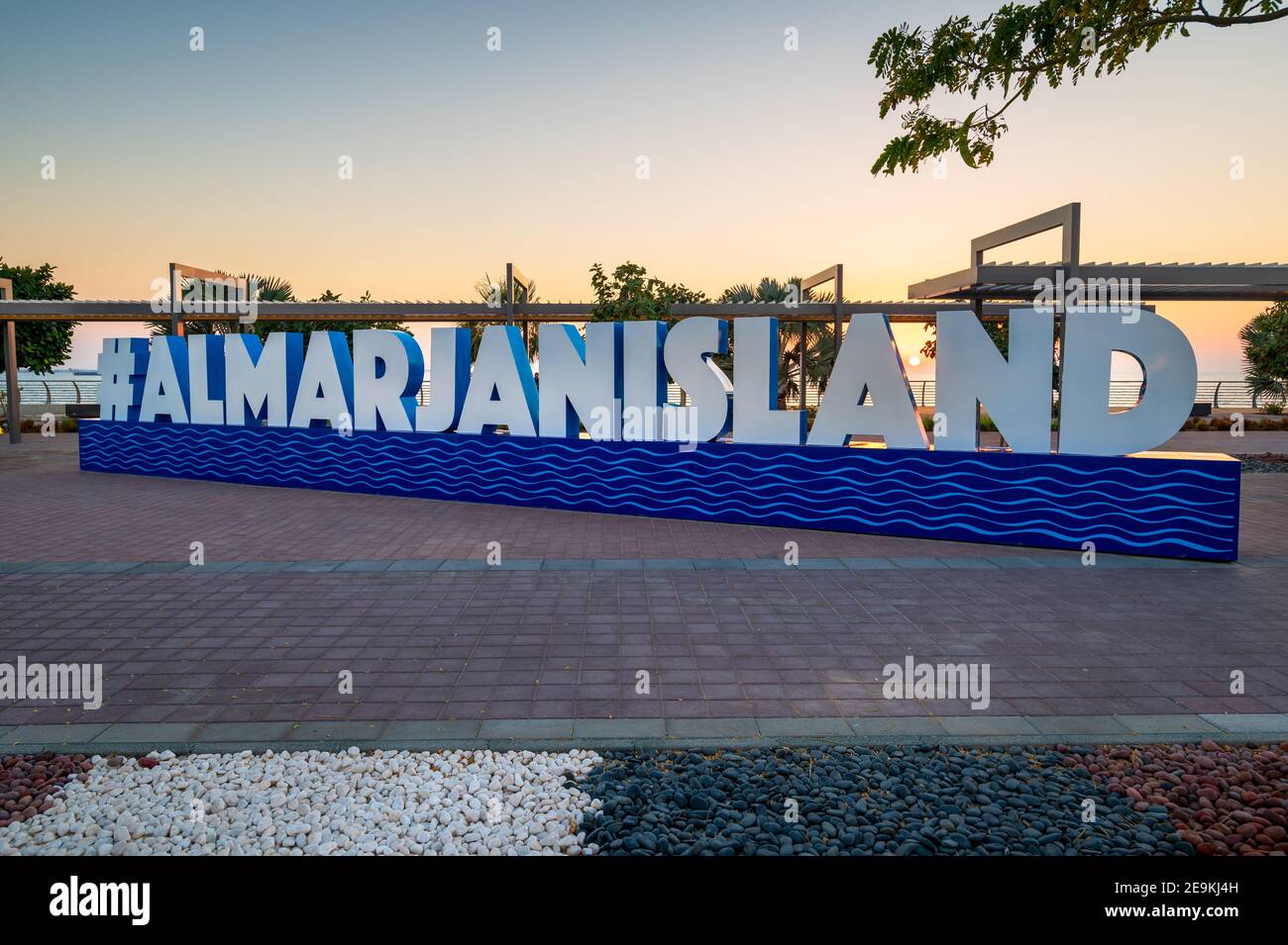 RAS al Khaimah, Vereinigte Arabische Emirate - 3. Februar 2020: Al-Marjan-Insel Zeichen in der von Mann gemachten Insel am Emirat von Ras al Khaimah in den Vereinigten Arabischen Stockfoto