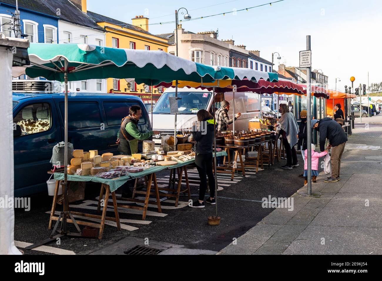 Bantry, West Cork, Irland. Februar 2021, 5th. Trotz der Sperrbeschränkungen für Level 5 war der Bantry Friday Market heute mit Händlern und Kunden gleichermaßen beschäftigt. Obwohl viele Menschen Gesichtsmasken trugen, taten es viele nicht. Quelle: AG News/Alamy Live News Stockfoto