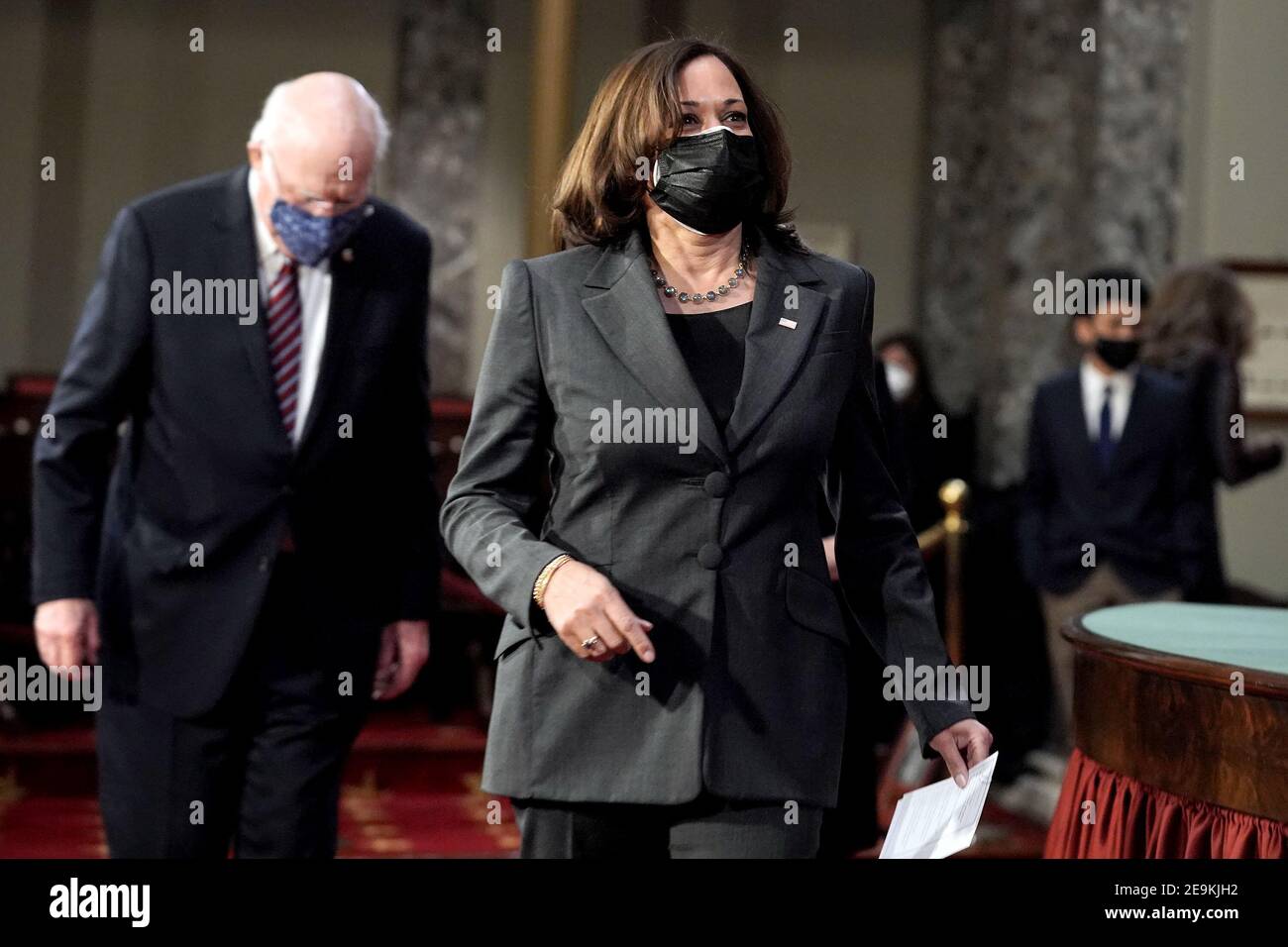 Vice President Harris wird während der feierlichen Vereidigung in Fotoaufnahmen mit Sens gesehen. Patrick Leahy (D-V.) und Alex Padilla (D-Calif.) in der Alten Senatskammer im US-Kapitol in Washington, D.C., am Donnerstag, 4. Februar 2021. (Foto von Greg Nash/Pool/Sipa USA) Stockfoto