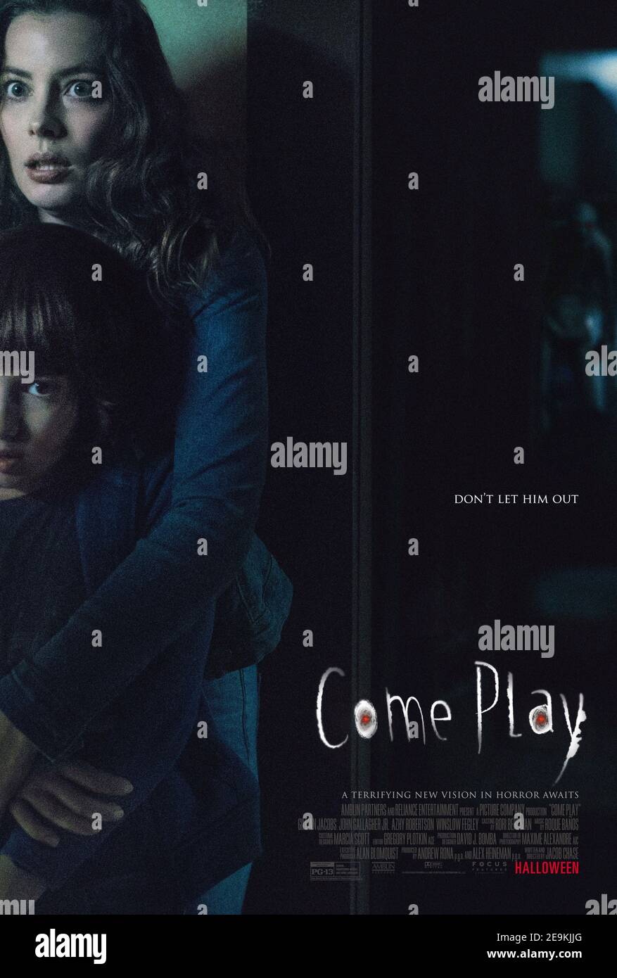 Come Play (2020) Regie: Jacob Chase mit Azhy Robertson, Gillian Jacobs und John Gallagher Jr. Ein Monster namens Larry manifestiert sich durch Smartphones und mobile Geräte. Stockfoto