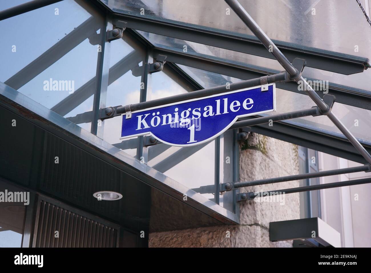 'Königsallee 1' Straßenschild am Gebäude des Kaufhauses 'Galeria Kaufhof' in der Düsseldorfer Innenstadt. Stockfoto