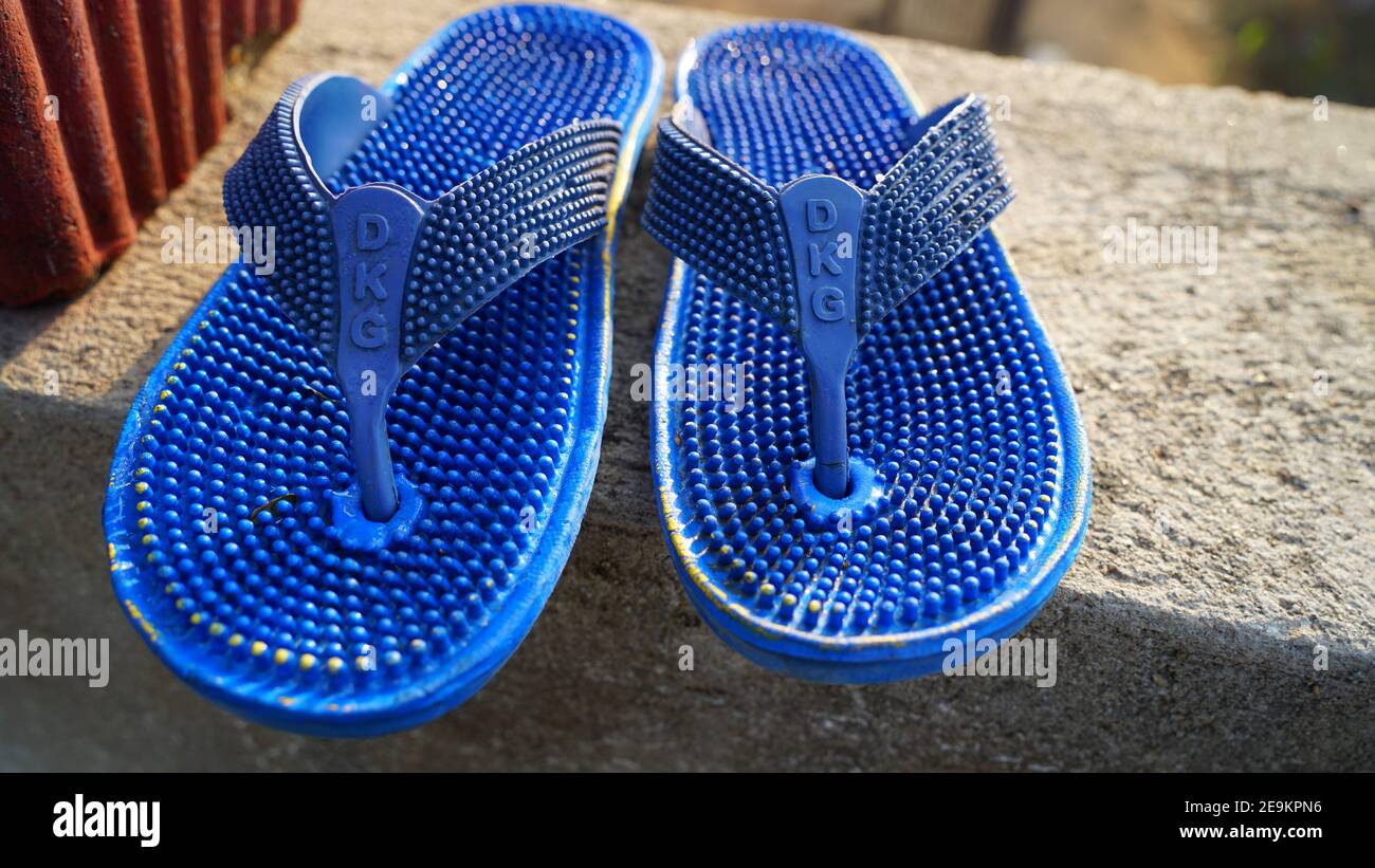 30. Dezember 2020- Khatoo, Jaipur, Indien. Zwei blaue Schwellen auf dem Zementboden. Akupressur Schläfer leicht zu Fuß. Stockfoto