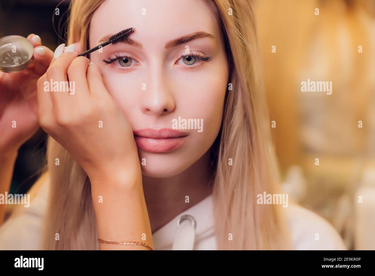Augenbrauen färben Behandlung mit Naturfarbstoff henna Stockfoto