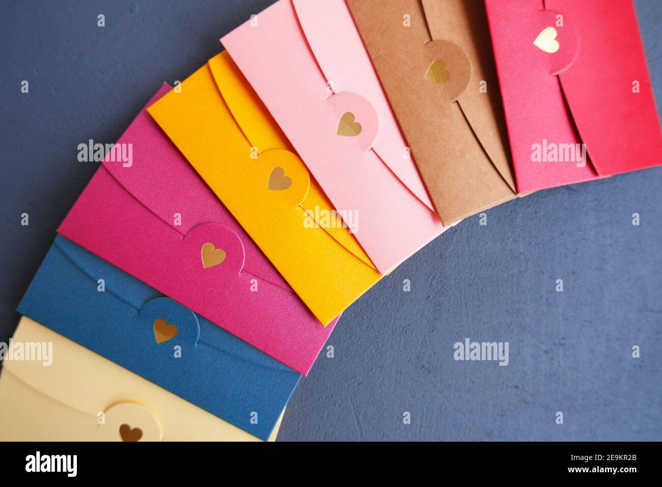 Stapel von gelb, rot, blau, rosa, braun, beige Stockfoto