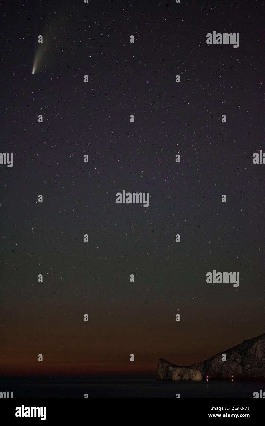 Der Komet Neowise C/2020 F3 (NEOWISE) fliegt über dem Sommerhimmel über Nebida, Sardinien Stockfoto